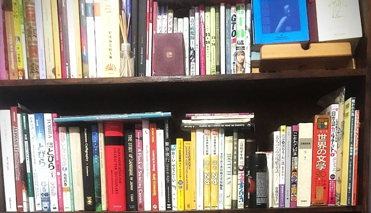 Biblioteca con libros de literatura japonesa