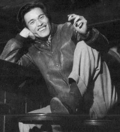 Oda Sakunosuke sonriendo en el bar Lupin